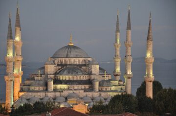 1084px-Sultan_Ahmed_Mosque-Blue_Mosque-at_dusk