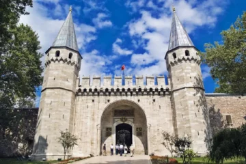 depositphotos_8472663-stock-photo-the-gate-of-salutation-topkapi